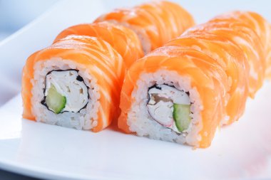 Somon ve avokado ile suşi.