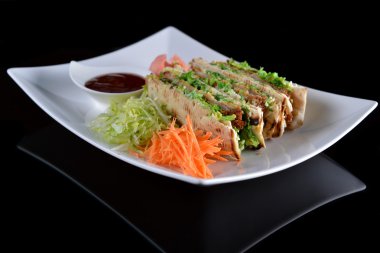 Etli ve sebzeli sandviç.