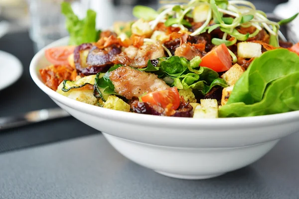 Verse en smakelijke salade — Stockfoto