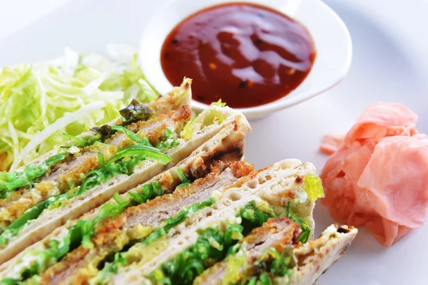 夹有肉和蔬菜的三明治 — 图库照片