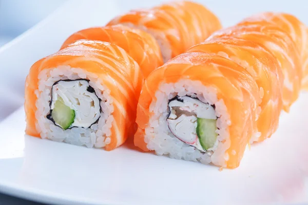 Sushi com salmão e abacate — Fotografia de Stock