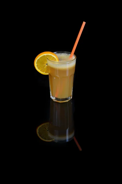 Cocktail med skiva av orange — Stockfoto