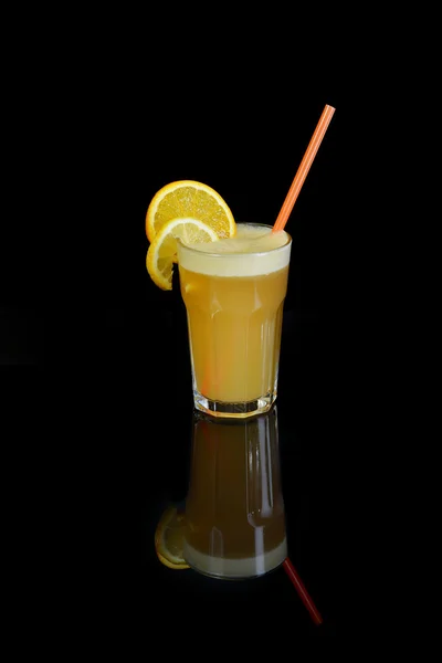 Cocktail com fatias de laranja — Fotografia de Stock