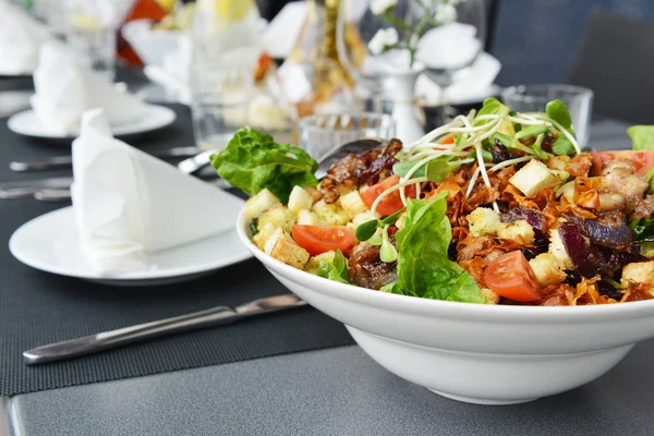 Свежий салат на тарелке — стоковое фото