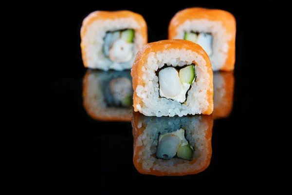 Sushi z łososiem na czarny — Zdjęcie stockowe