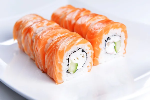 Sushi mit Lachs auf Teller — Stockfoto