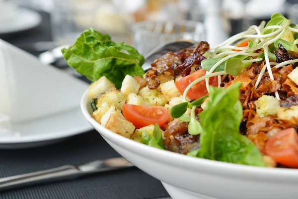 Salada fresca em prato — Fotografia de Stock