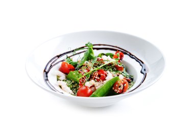 Çanak üzerinde lezzetli salata