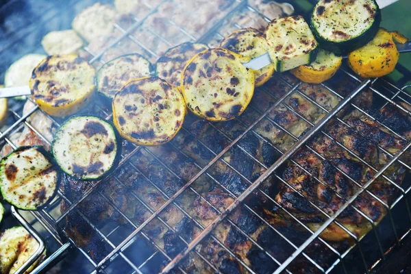 Vlees segmenten en courgette — Stockfoto