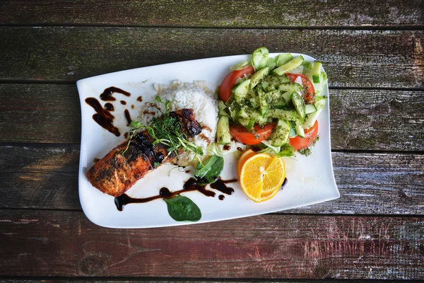 Peixes e arroz torrados — Fotografia de Stock