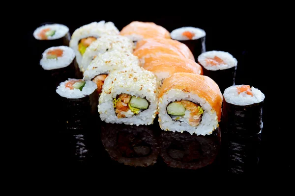 Deliciosos rolos de sushi — Fotografia de Stock