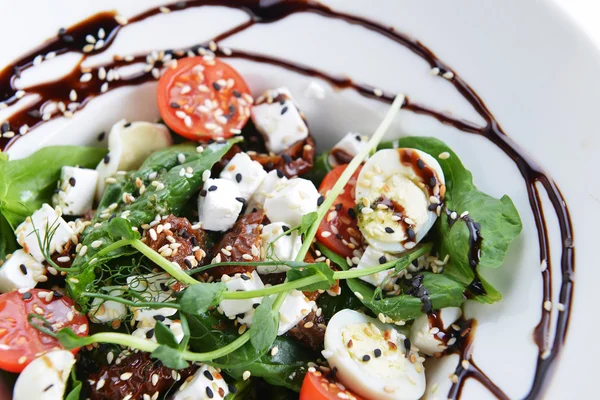 Välsmakande sallad på skålen — Stockfoto