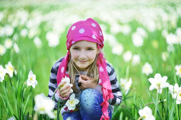 Dziewczyna w pole kwiatów — Zdjęcie stockowe