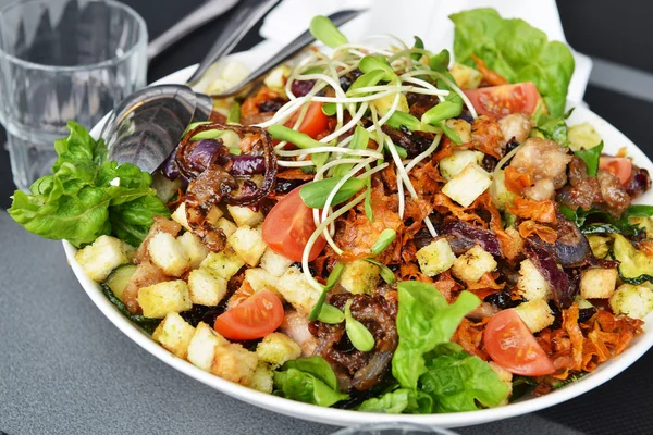 皿の上の新鮮なサラダ — ストック写真