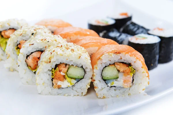 Deliciosos rolos de sushi — Fotografia de Stock