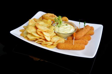 Lezzetli kızarmış balık ve patates