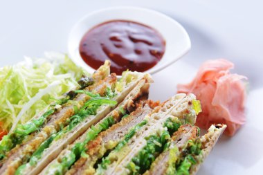 Etli ve sebzeli sandviç.