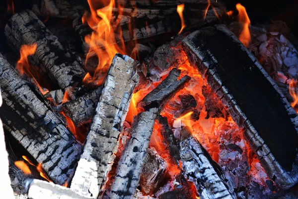 暖炉のバック グラウンドで火災します。 — ストック写真