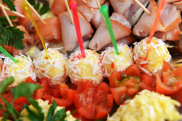 Aperitivo de pescado y carne con verduras — Foto de Stock