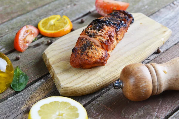 Peixe grelhado com ervas — Fotografia de Stock