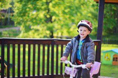 küçük çocuk binicilik bisiklet