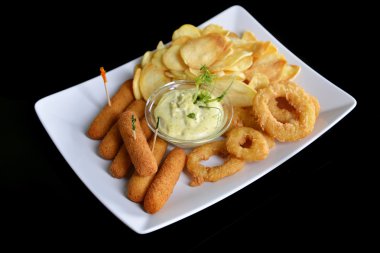 Lezzetli kızarmış balık ve patates