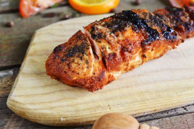 Bitkisel çeşnilikler ile ızgara balık