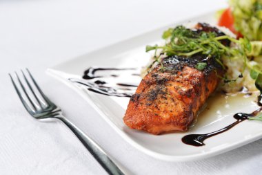 kızarmış balık ve pirinç