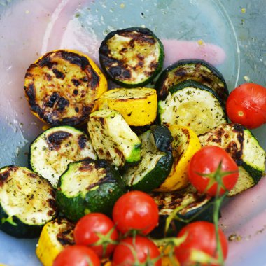 kızarmış kabak ve domates