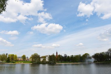 Nehir ve gökyüzü bulutlu