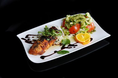 kızarmış balık ve pirinç