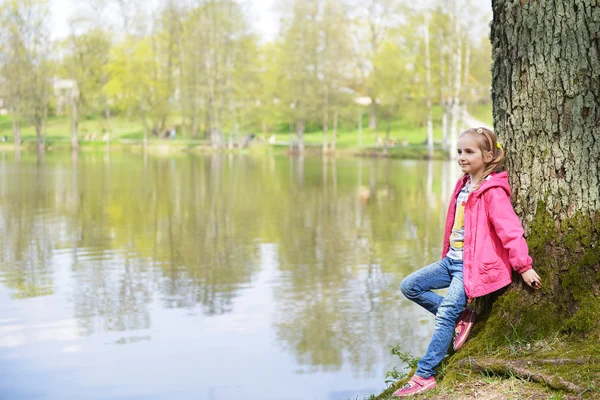 Dívka na břehu řeky — Stock fotografie