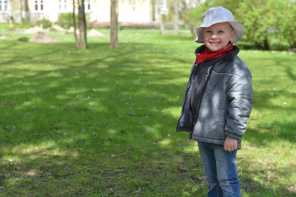 Menino no parque da primavera — Fotografia de Stock