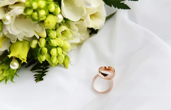 Wedding bouquet  and rings — Stock Photo, Image