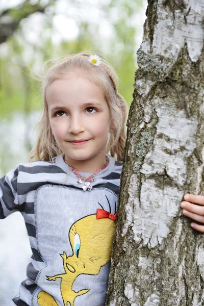 Dívka u stromu v parku — Stock fotografie