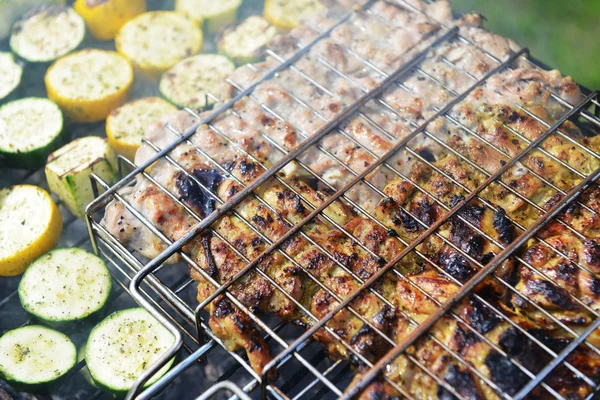 Fette di carne e zucchine in fiamme — Foto Stock