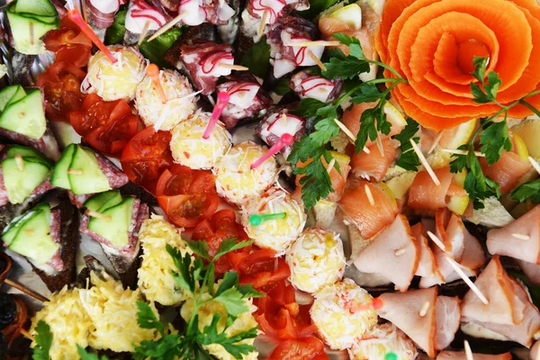 Snacks de pescado y carne con verduras — Foto de Stock