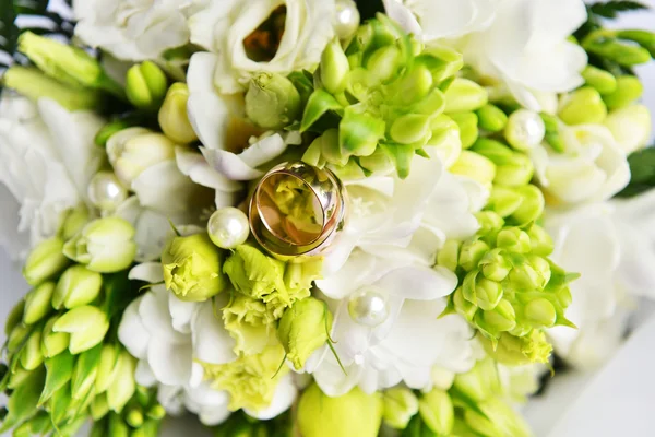 Wedding bouquet  and rings — Stock Photo, Image