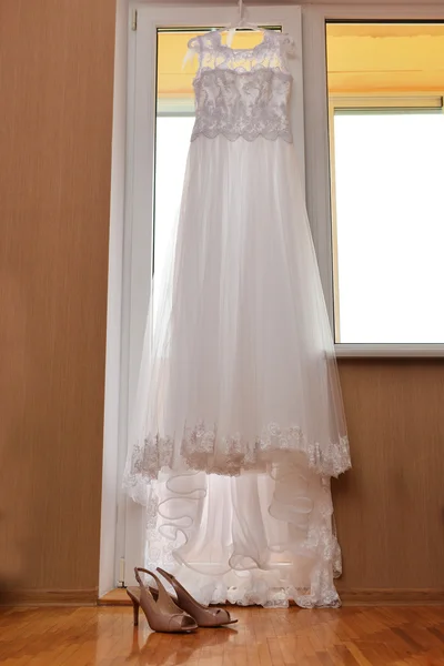 Vestido de noiva branco pendurar — Fotografia de Stock