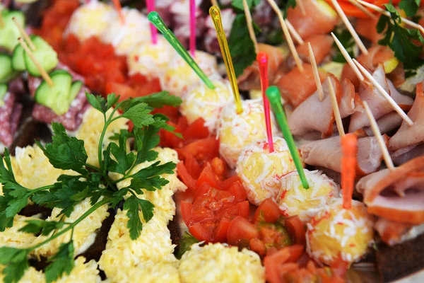 Fisch- und Fleischsnacks mit Gemüse — Stockfoto