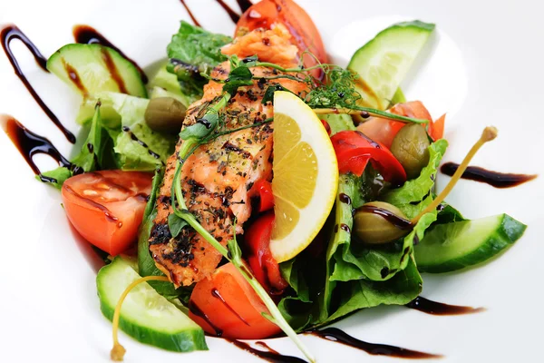 Ensalada de verduras y carne — Foto de Stock