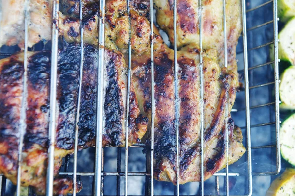 Fatias de carne em molho no fogo — Fotografia de Stock