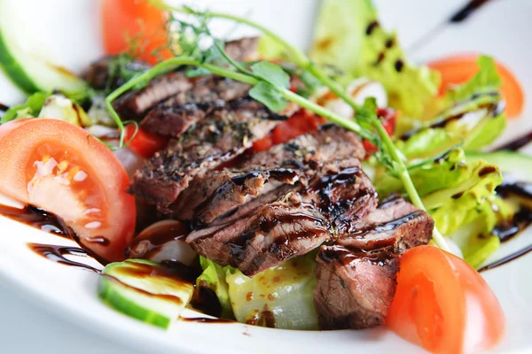 야채와 고기 샐러드 — 스톡 사진