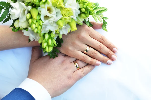 결혼반지를 끼는 손 — 스톡 사진