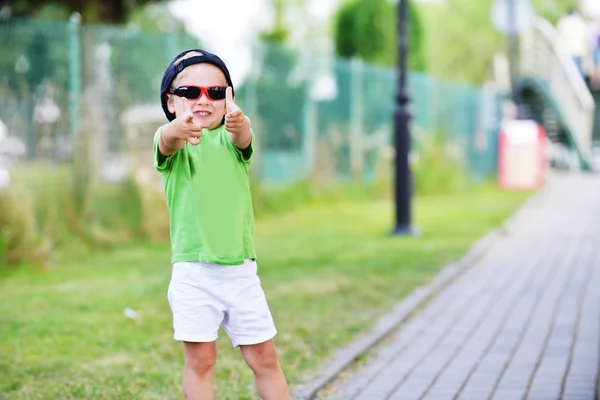 Liten pojke i sommaren park — Stockfoto