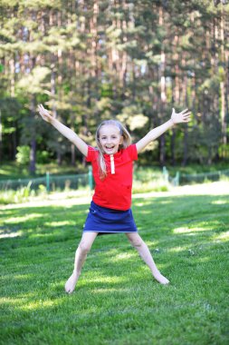 Kız yeşil çim üzerinde