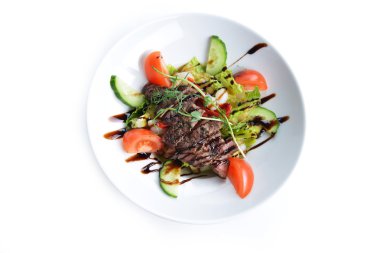 Çanak üzerinde lezzetli salata