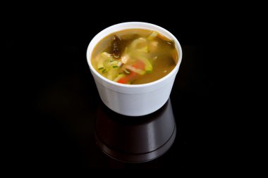 Bir kase tavuk çorbası.