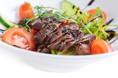 Çanak üzerinde lezzetli salata