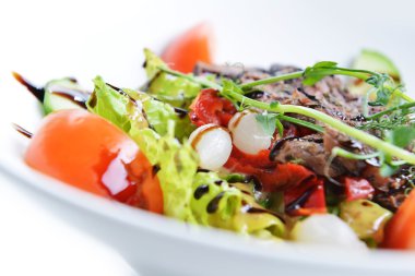Çanak üzerinde lezzetli salata